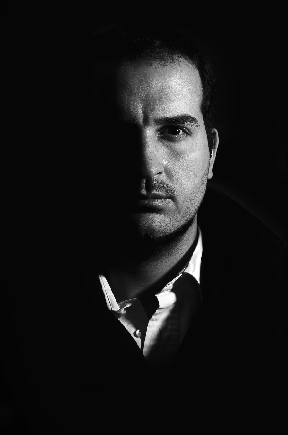 Black-and-white portrait of Roberto Saback, lit from the side.